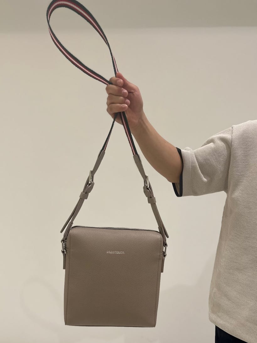MATSUBARAさんの「DRESSTERIOR｜【撥水仕様】シュリンクレザー ショルダーバッグ」を使ったコーディネート