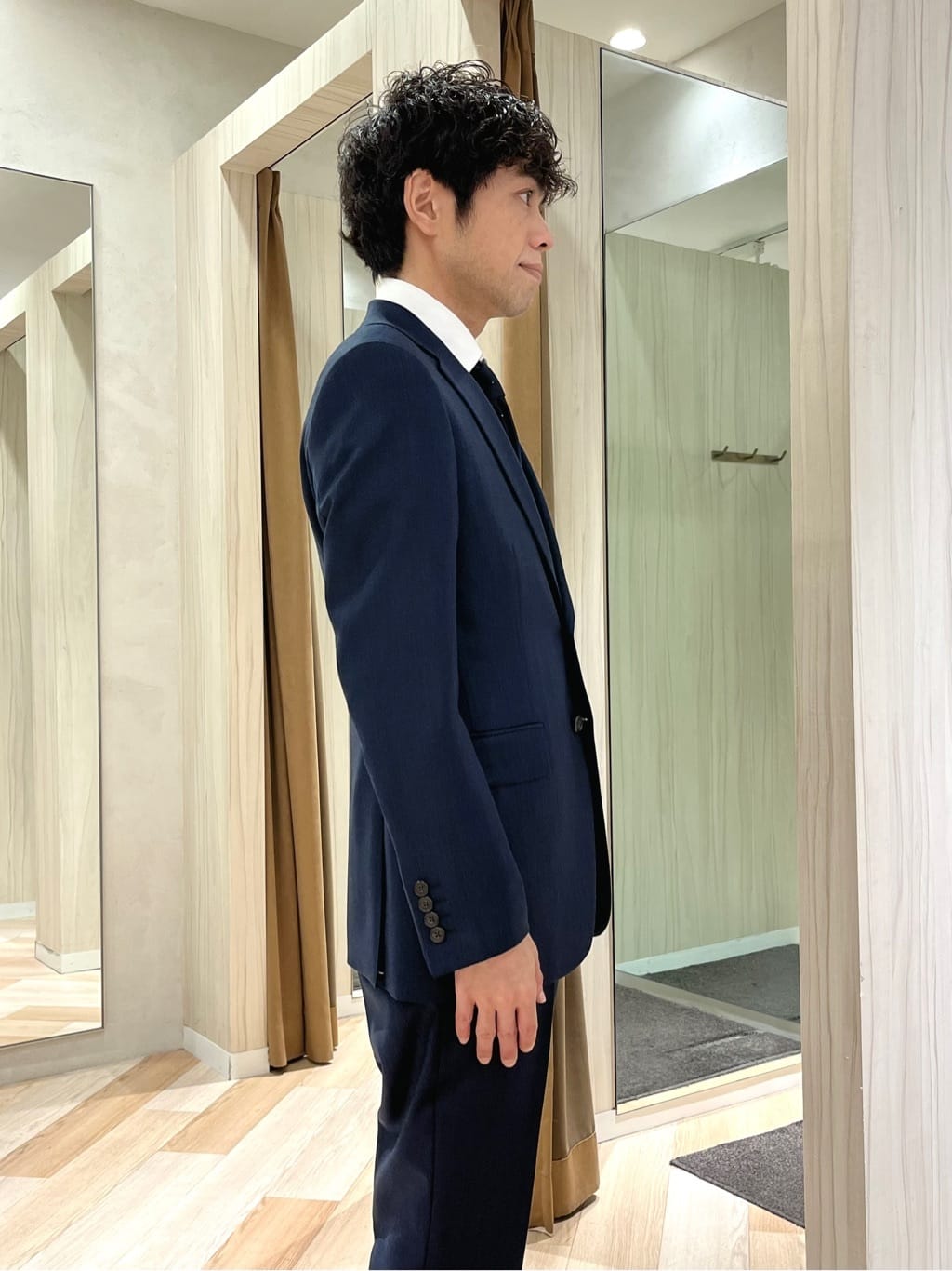 URAさんの「TAKEO KIKUCHI｜【Three by Three】シャイニーシャークピンヘッド スーツ/3ピース対応可」を使ったコーディネート