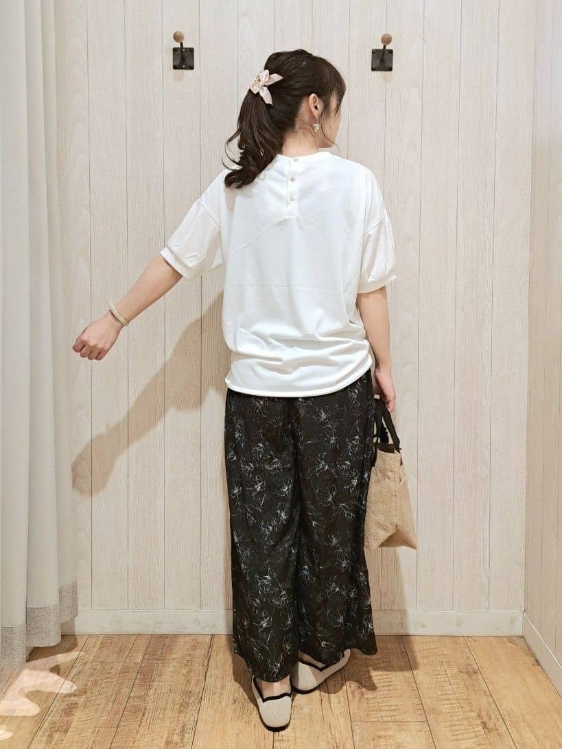 SAKIさんの「SHOO･LA･RUE｜【S-LL/ひんやり/UV】ぷっくりラメプリントロゴTシャツ」を使ったコーディネート