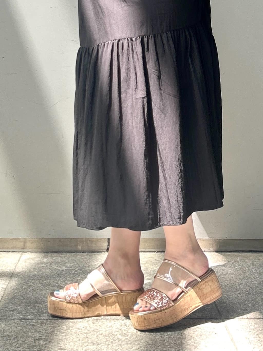 machikoさんの「ESPERANZA｜グリッター&times;クリアベルト 厚底コルクサンダル」を使ったコーディネート