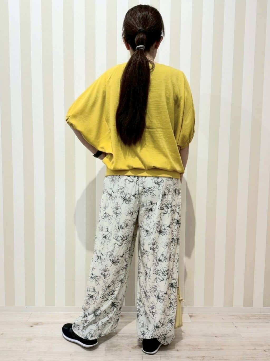 nonaさんの「SHOO･LA･RUE｜◆ラメ入り月の輪ネックレス」を使ったコーディネート