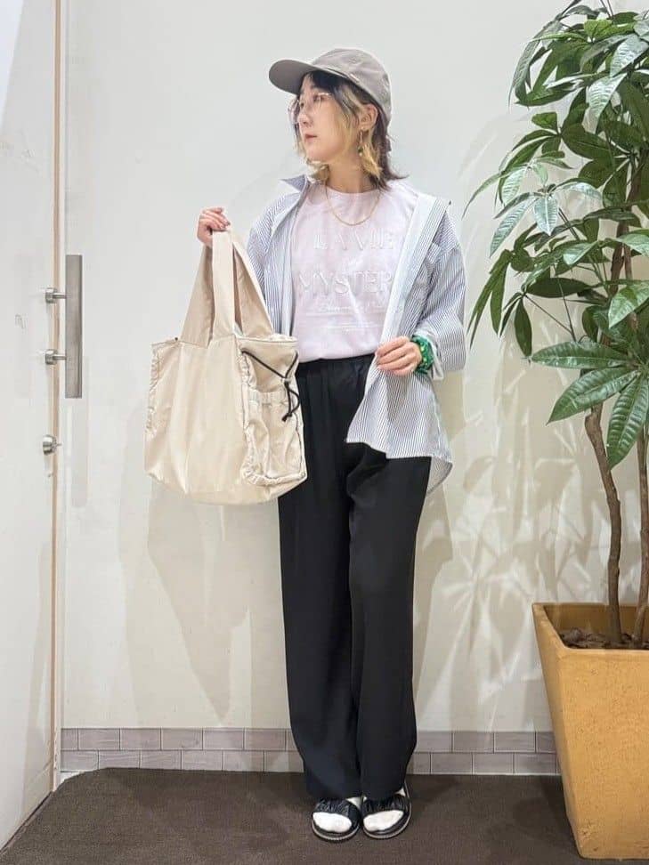 misakiさんの「SHOO･LA･RUE｜【S-LL/ひんやり/UV】ぷっくりラメプリントロゴTシャツ」を使ったコーディネート