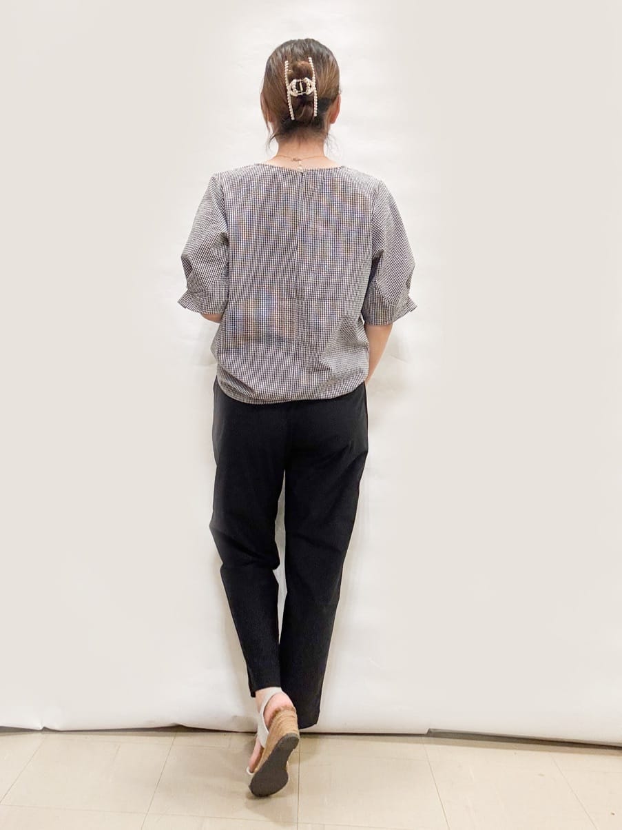 bulさんの「SHOO･LA･RUE｜◆【洗える/S-LL/ひんやり】さらっとしたタッチが癖になる ストレッチテーパードパンツ」を使ったコーディネート