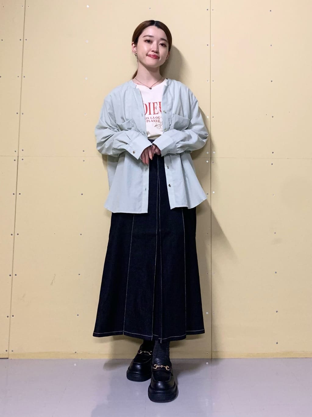 sahoさんの「THE SHOP TK｜シーズンレスで使える デニムタックスカート/洗える」を使ったコーディネート