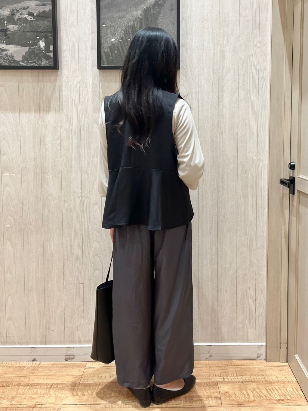 youさんの「SHOO･LA･RUE｜◆【洗える/S-LL/セットアップ可】首元すっきり ペプラムジレ」を使ったコーディネート