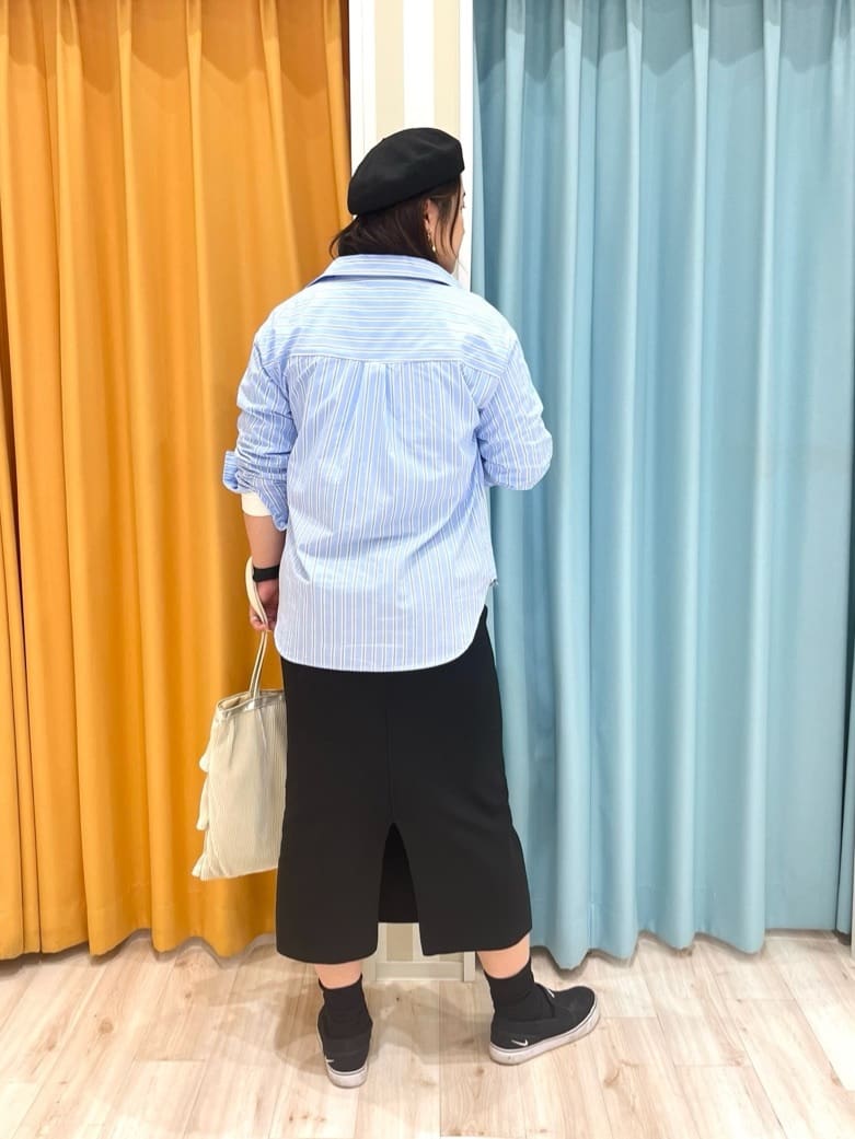 TUMU-TUMUさんの「SHOO･LA･RUE｜◆【洗える/S-LL】一枚でもレイヤードでも グラフィック長袖Tシャツ」を使ったコーディネート