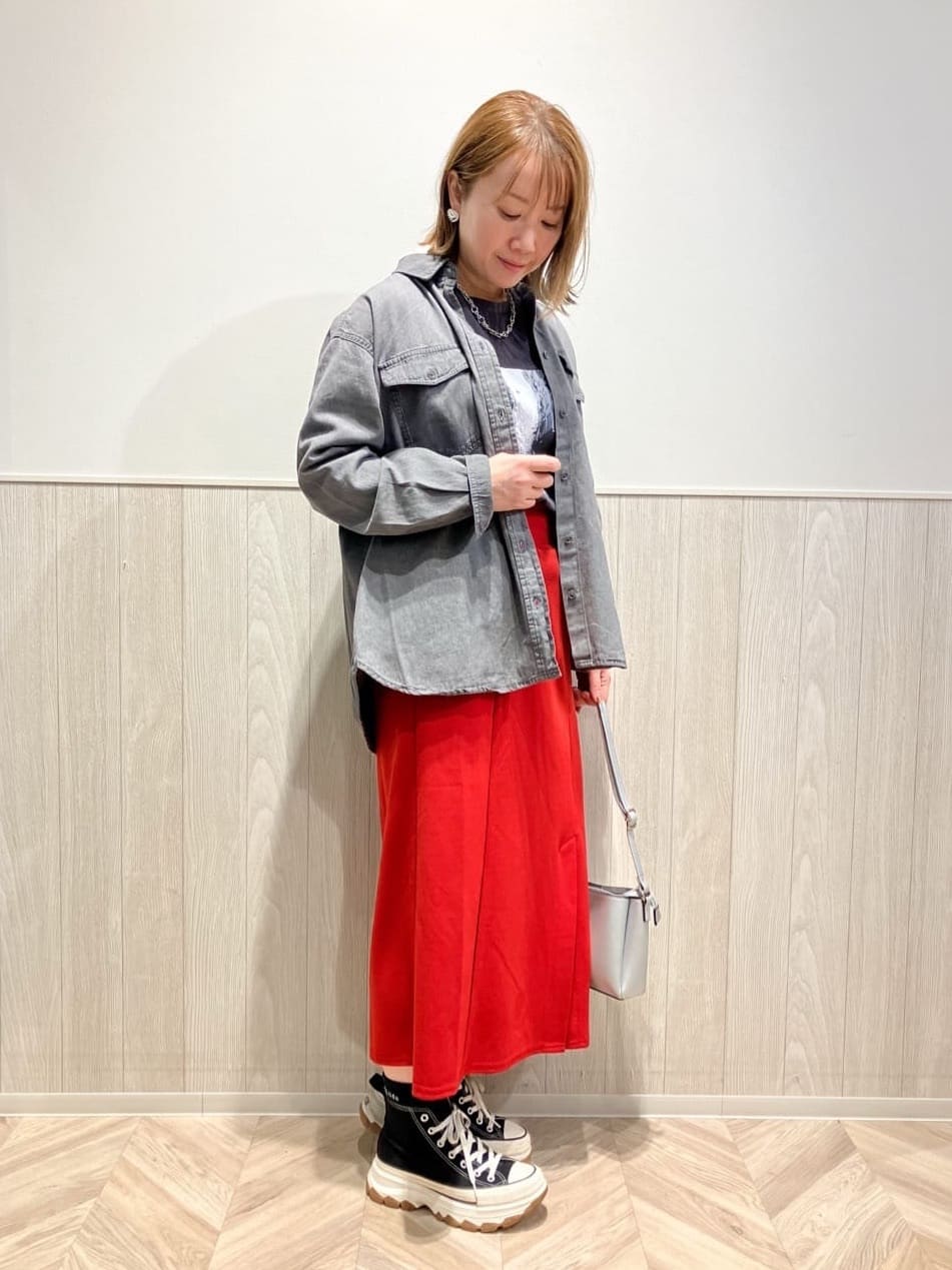 shokoさんの「SHOO･LA･RUE｜◆【洗える/S-LL】一枚でもレイヤードでも グラフィック長袖Tシャツ」を使ったコーディネート