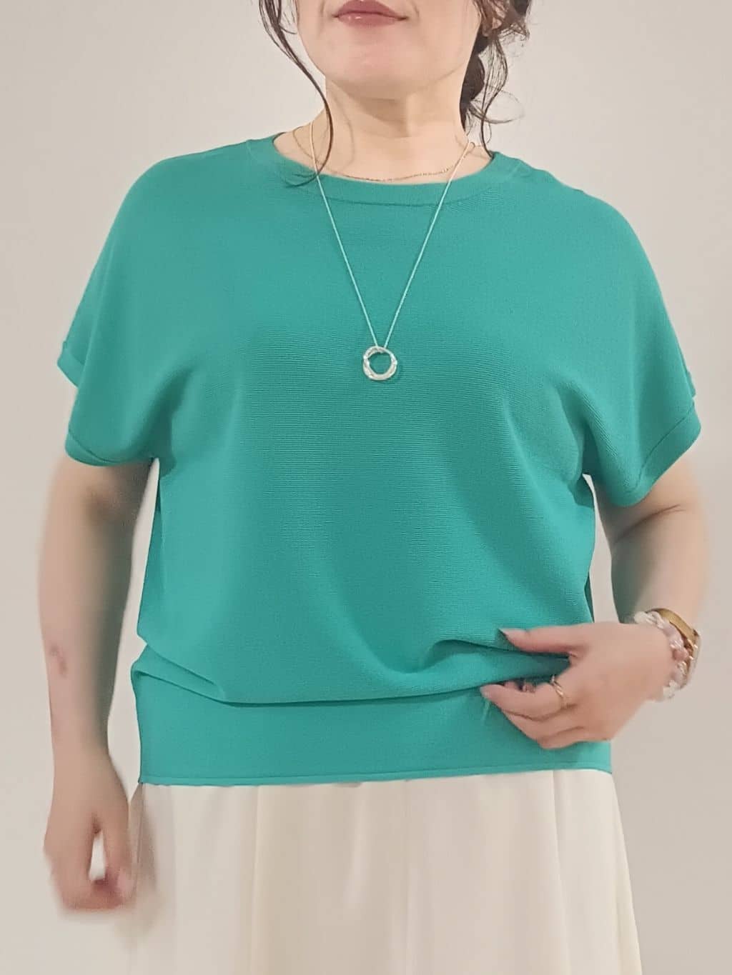 kaoさんの「INDIVI｜◆新色登場！【洗える／清涼感】レーヨンストレッチ フレンチスリーブニット」を使ったコーディネート