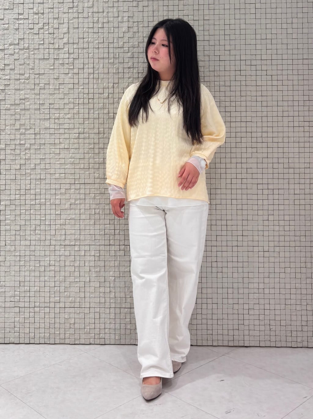 MEGUMIさんの「INDIVI｜【褒められデニム】ワイドストレート デニムパンツ」を使ったコーディネート