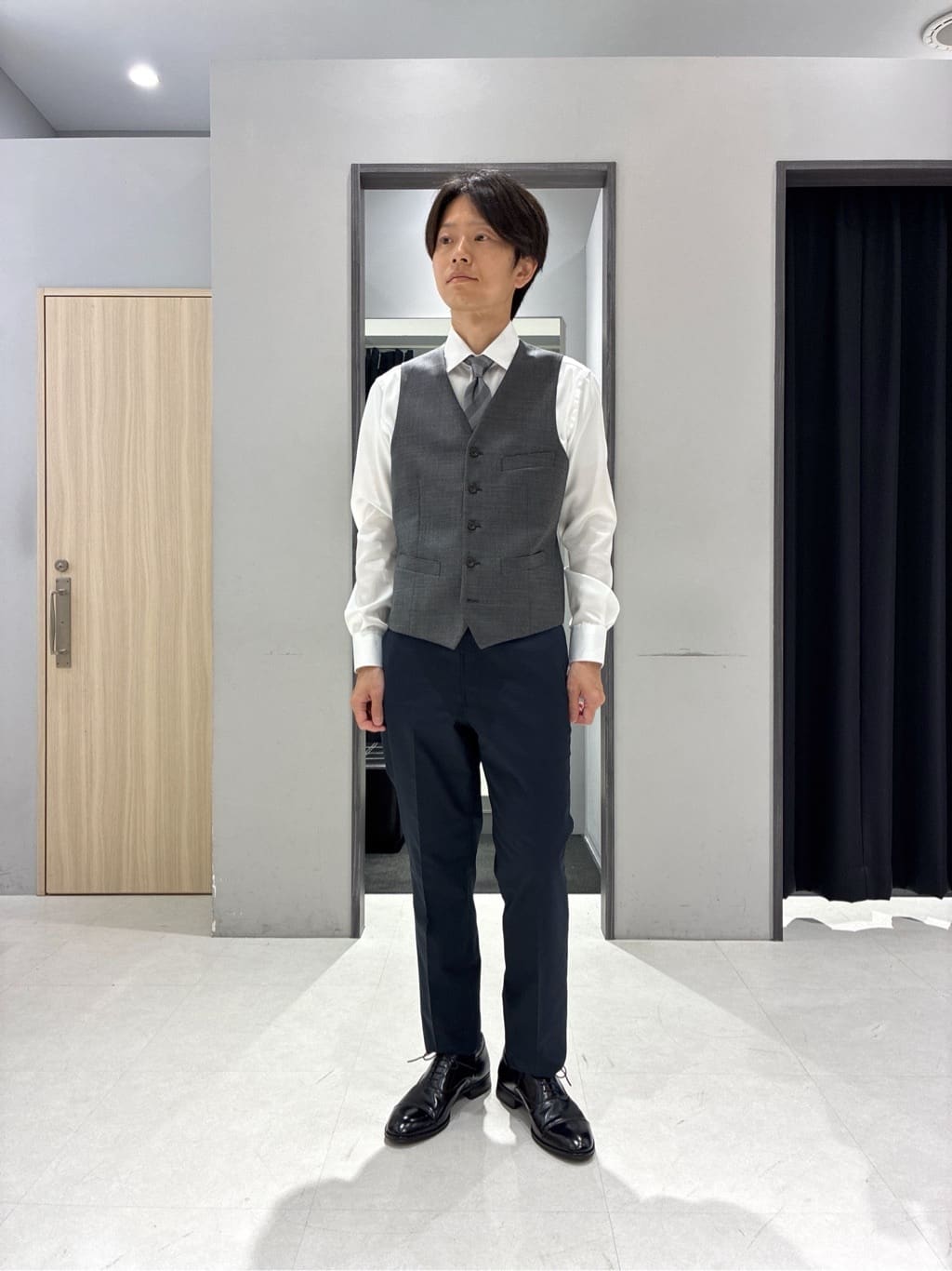 わいずみさんの「TAKEO KIKUCHI｜【Three by Three】シャイニーシャークピンヘッド ベスト / 3ピース対応」を使ったコーディネート