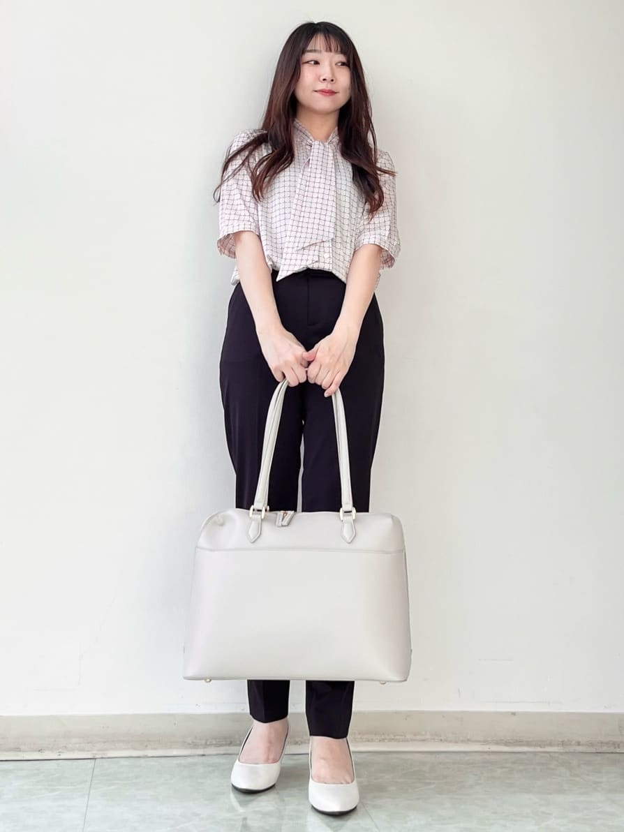 KAHOさんの「UNTITLED｜◆【通勤/二の腕カバー】ジオメチェック ボウタイブラウス」を使ったコーディネート