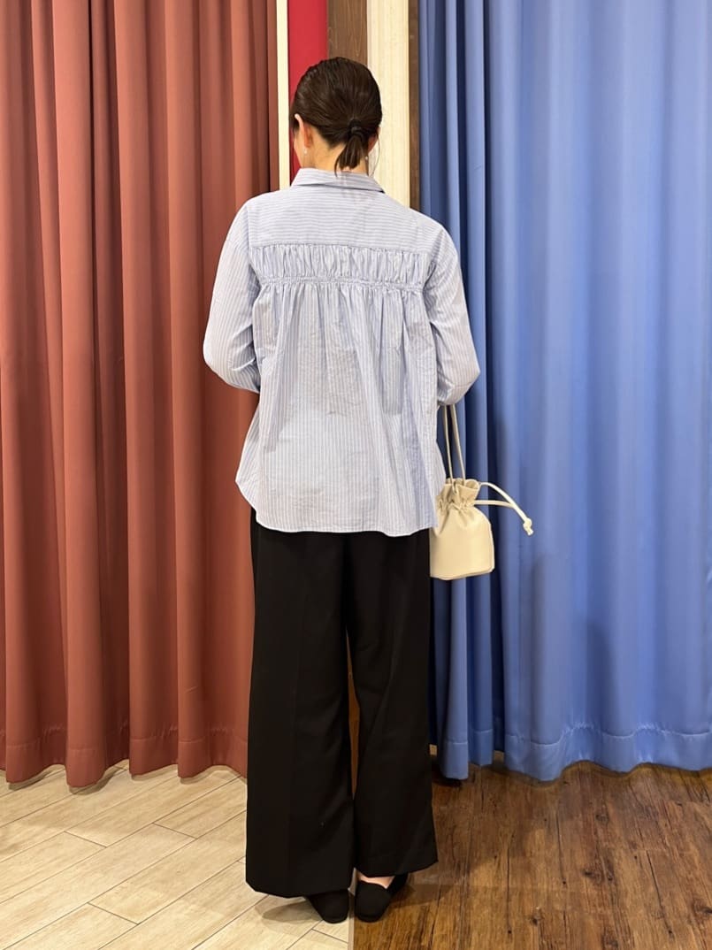 muさんの「SHOO･LA･RUE｜◆【洗える】バックギャザーがポイント 綿ワッシャー前開きシャツ」を使ったコーディネート