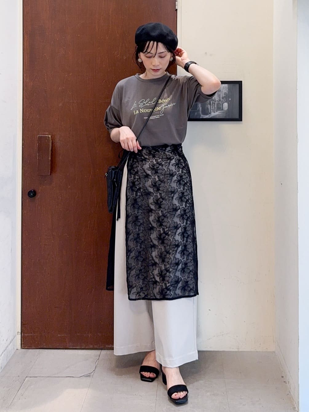 𝐇𝐢𝐫𝐨𝐦𝐢さんの「SHOO･LA･RUE｜【S-LL/ひんやり/UV】ぷっくりラメプリントロゴTシャツ」を使ったコーディネート