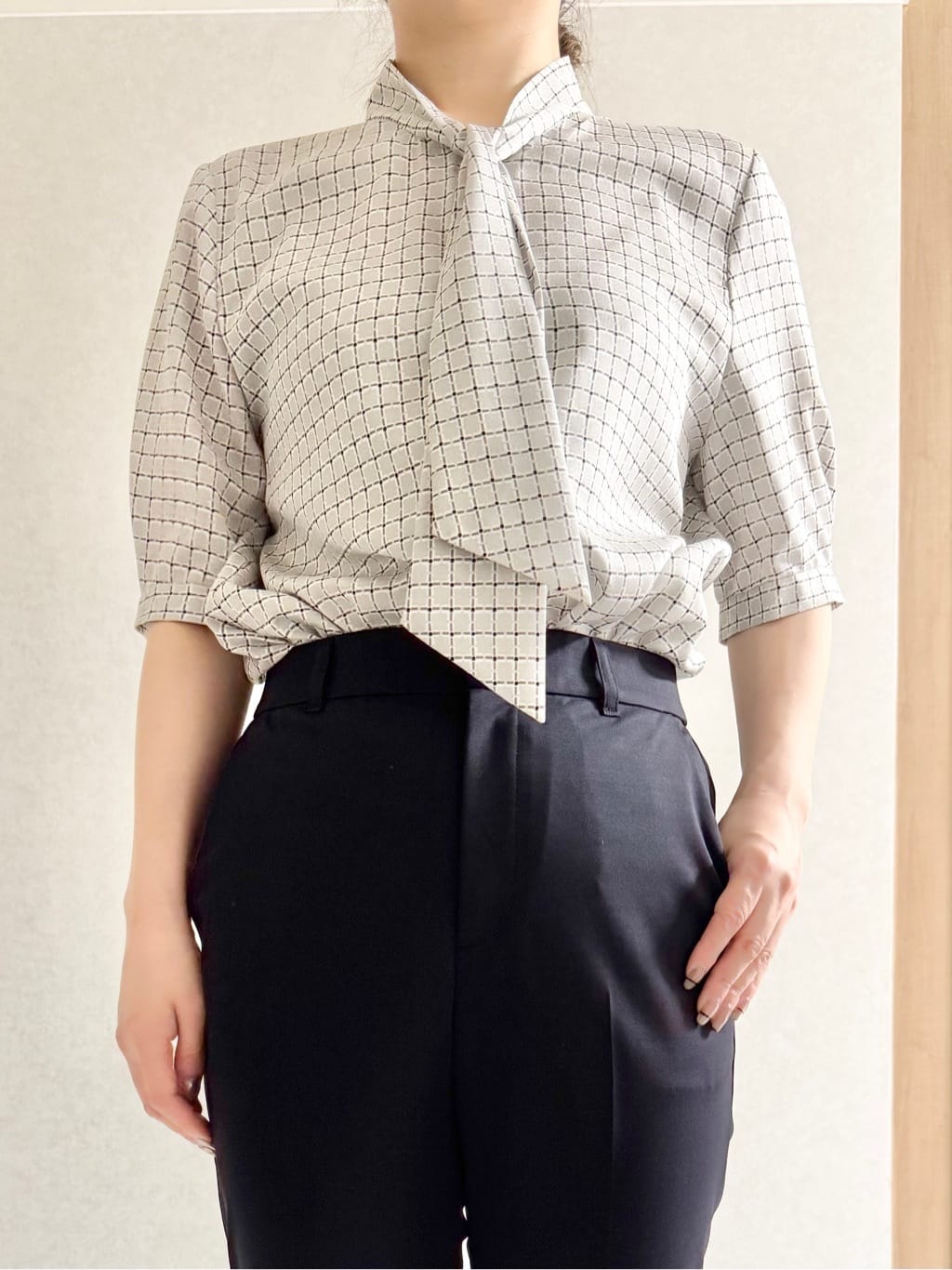 sayuさんの「UNTITLED｜◆【通勤/二の腕カバー】ジオメチェック ボウタイブラウス」を使ったコーディネート