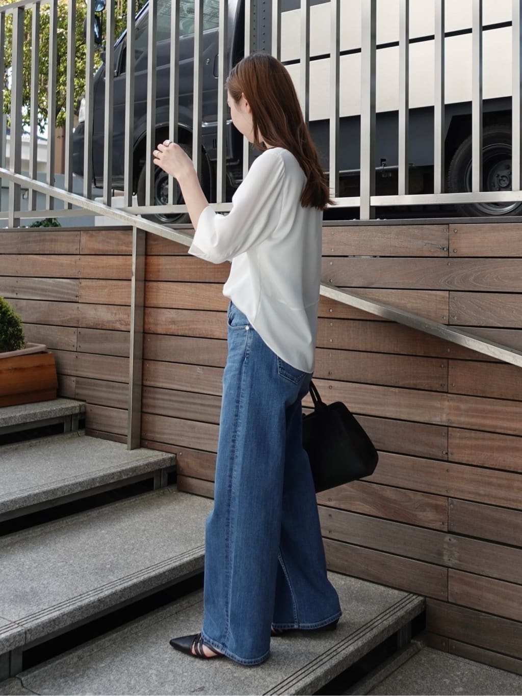 mitsukiさんの「INDIVI｜【褒められデニム】ワイドストレート デニムパンツ」を使ったコーディネート