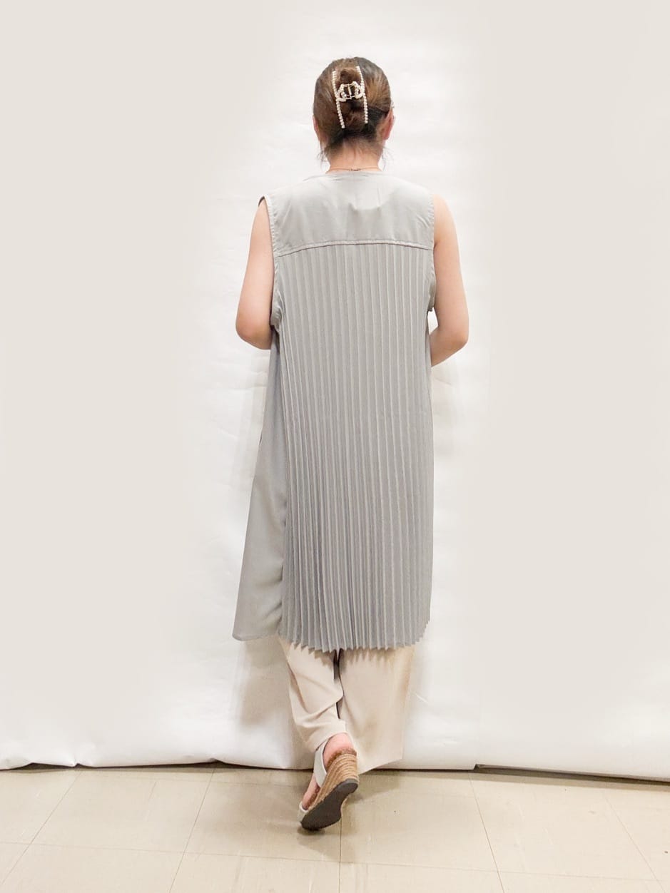 bulさんの「SHOO･LA･RUE｜◆【S-LL/体型カバー】後ろ姿もきれい見え バックプリーツジレ」を使ったコーディネート