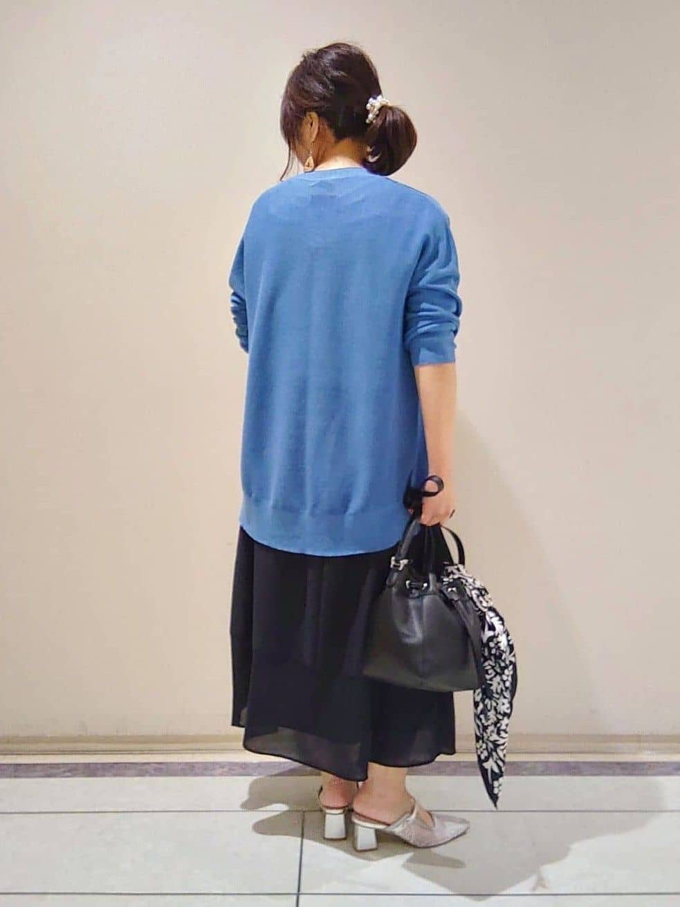 TOMOMIさんの「INDIVI｜【90cm四方】ボタニカル柄大判スカーフ」を使ったコーディネート