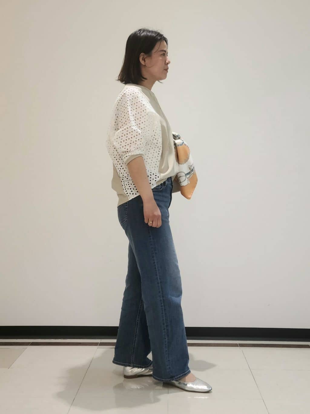 eriさんの「INDIVI｜【褒められデニム】ワイドストレート デニムパンツ」を使ったコーディネート