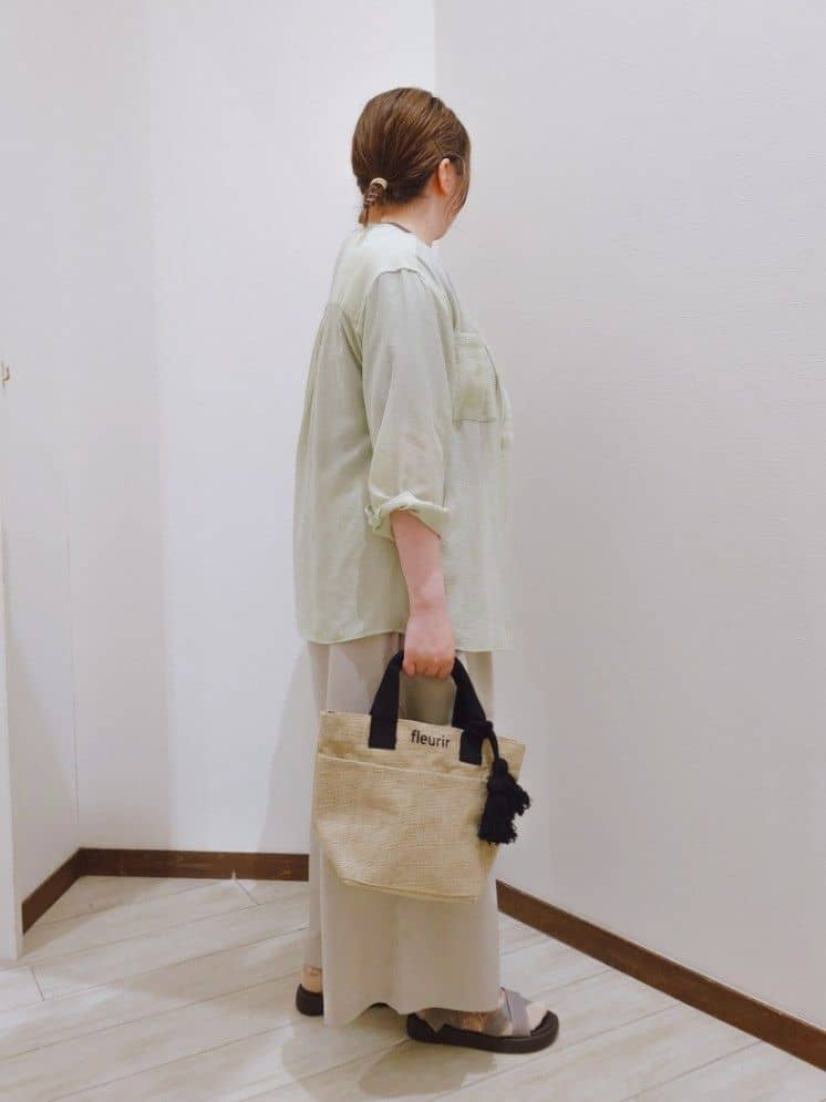 みぃーこさんの「SHOO･LA･RUE｜【S-LL/ひんやり/UV】ぷっくりラメプリントロゴTシャツ」を使ったコーディネート