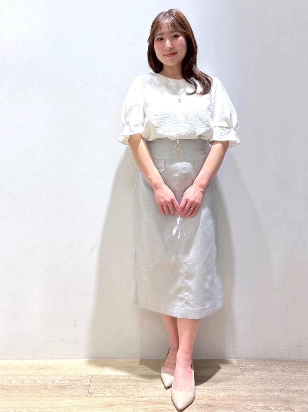 さやかさんの「index｜《8色展開／XS-LLサイズ》タックパフスリーブブラウス【洗濯機洗い可／吸水速乾／防シワ／抗ピル】」を使ったコーディネート