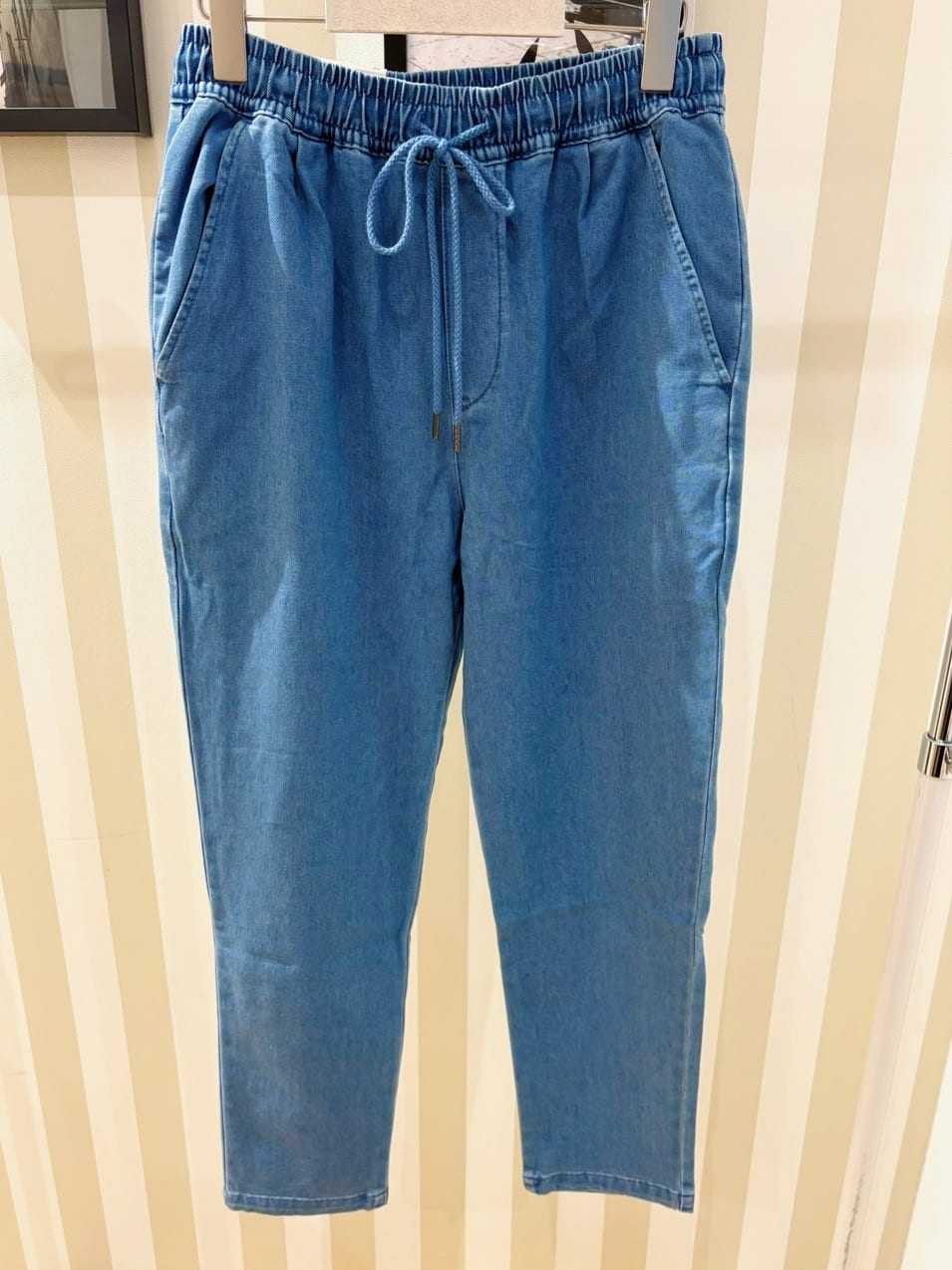 ayan oh!さんの「SHOO･LA･RUE｜◆【洗える/SS-3L/美脚シルエット】アクティブ派のデニム イージーテーパードパンツ」を使ったコーディネート