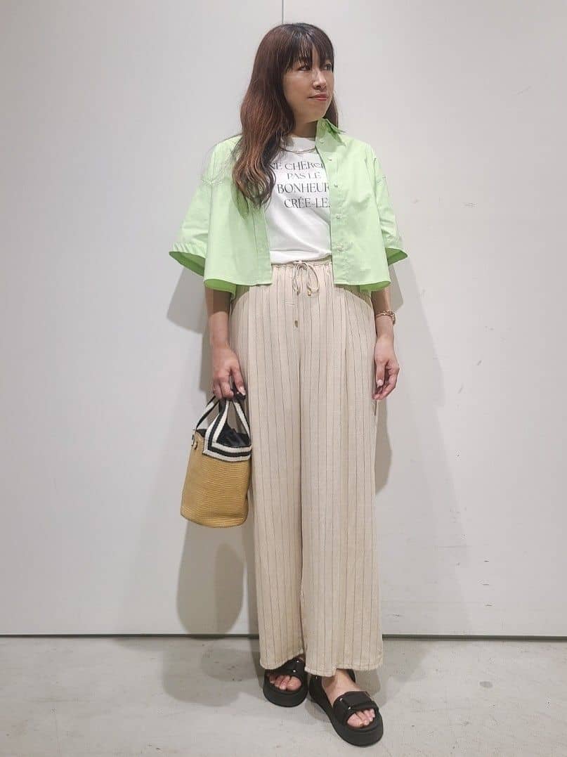 hmさんの「OPAQUE.CLIP｜◆クロップドハーフスリーブシャツ【洗濯機洗い可】」を使ったコーディネート