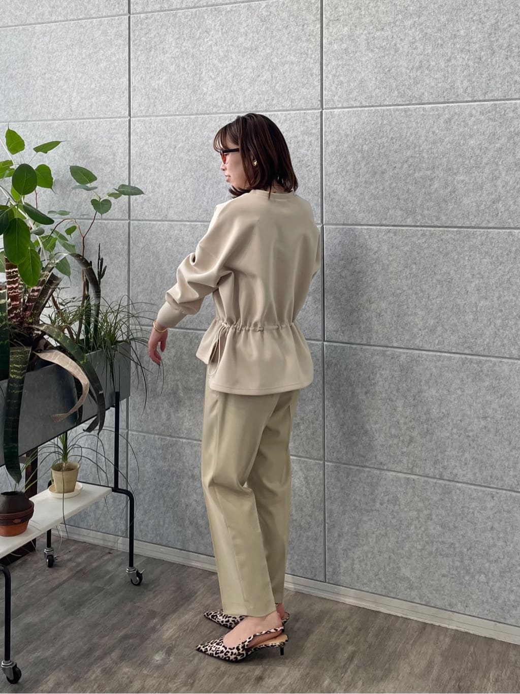 ねねさんの「INDIVI｜【接触冷感／セットアップ対応】イージーテーパードパンツ【通勤・セレモニー】」を使ったコーディネート