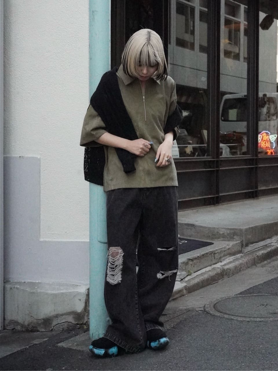 川本葵さんの「tk.TAKEO KIKUCHI｜◆ヴィンテージライクハーフジップポロシャツ」を使ったコーディネート