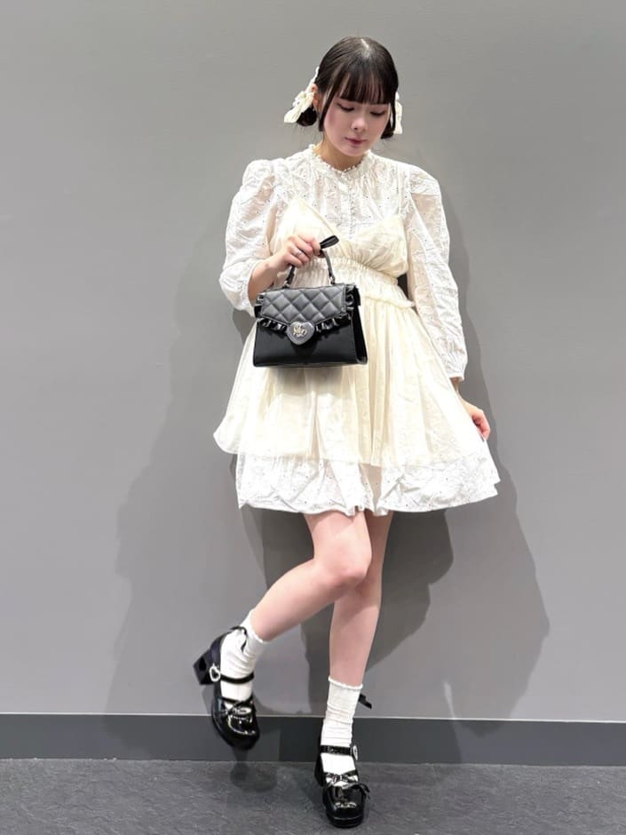 HUANG WEIHSUANさんの「ESPERANZA｜厚底ハートヒールストラップパンプス」を使ったコーディネート