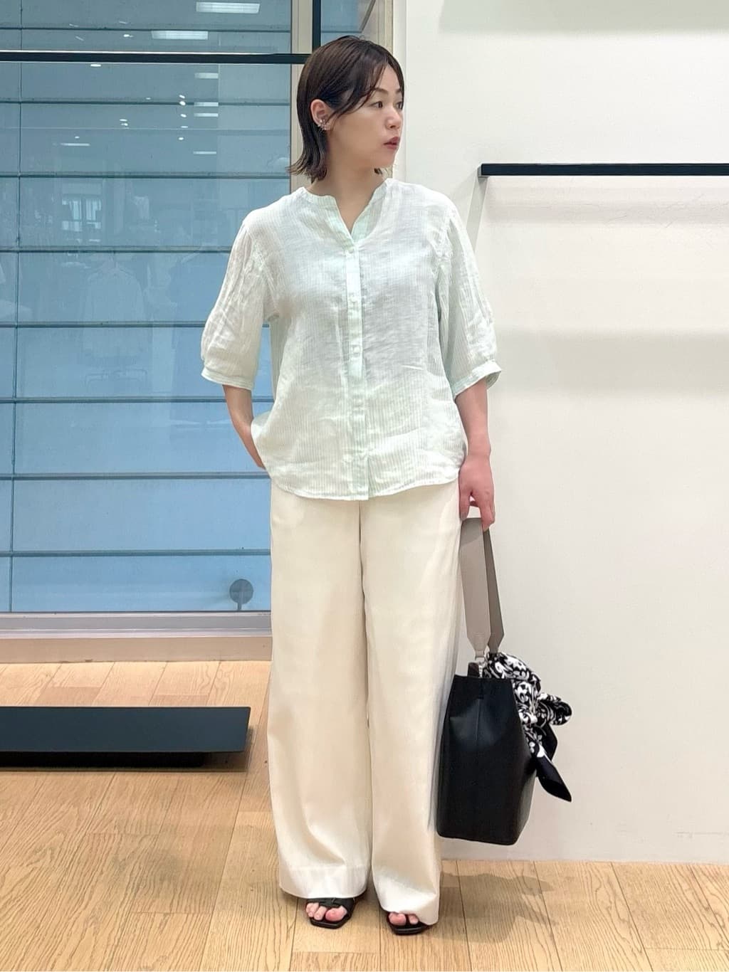 asamiさんの「INDIVI｜【90cm四方】ボタニカル柄大判スカーフ」を使ったコーディネート