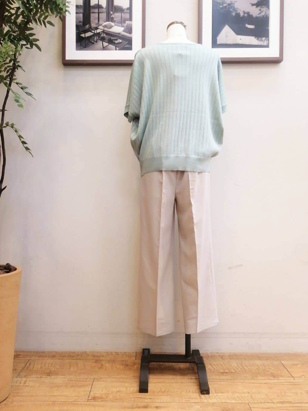 maiさんの「SHOO･LA･RUE｜◆【二の腕カバー】さりげないラメが上品見え リブドルマンニット」を使ったコーディネート