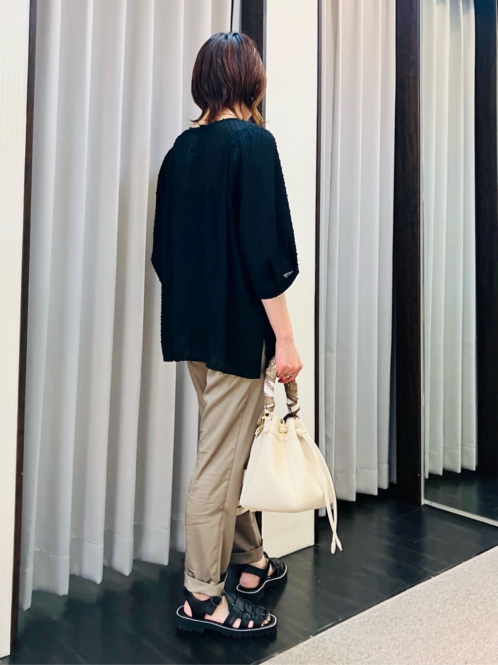 YUKIさんの「INDIVI｜【60cm四方】スクエアスカーフ」を使ったコーディネート