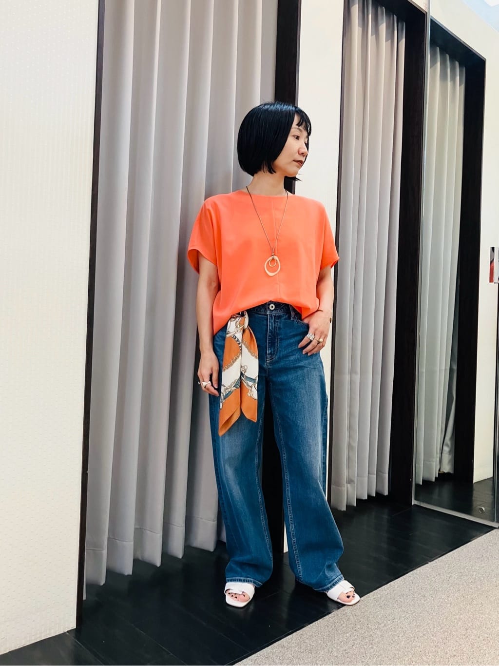 AYAさんの「INDIVI｜【60cm四方】スクエアスカーフ」を使ったコーディネート