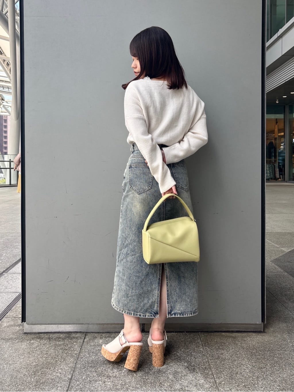 まっきーさんの「ESPERANZA｜ミニバックルコルクヒールミュール」を使ったコーディネート