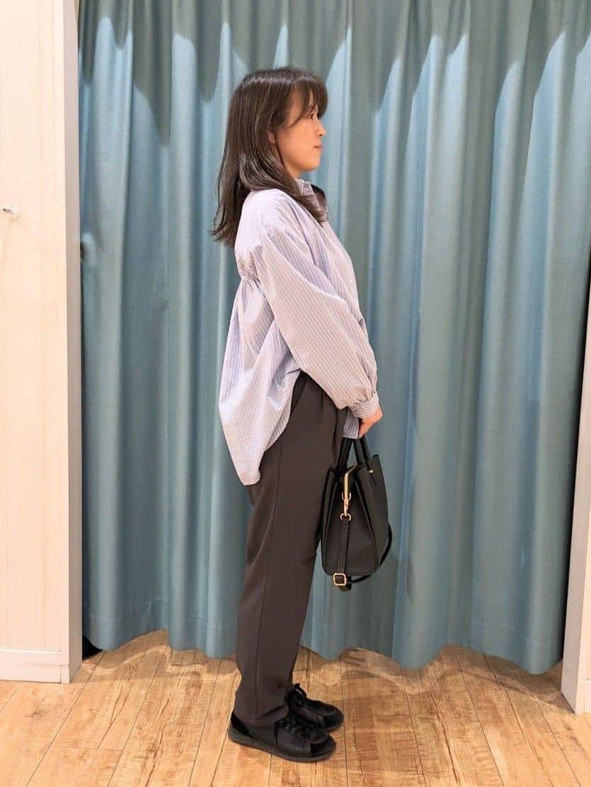Miさんの「SHOO･LA･RUE｜◆【洗える】バックギャザーがポイント 綿ワッシャー前開きシャツ」を使ったコーディネート