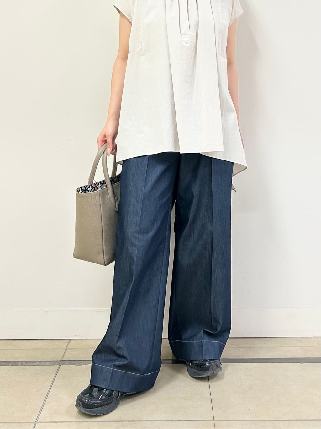 とりみさんの「DRESSTERIOR｜◆スクエアシュリンクレザー トートバッグ」を使ったコーディネート