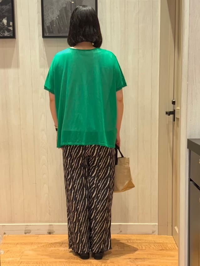 Tomoさんの「SHOO･LA･RUE｜◆【2点セット】インせず着られるシアーニット＋タンクトップ」を使ったコーディネート