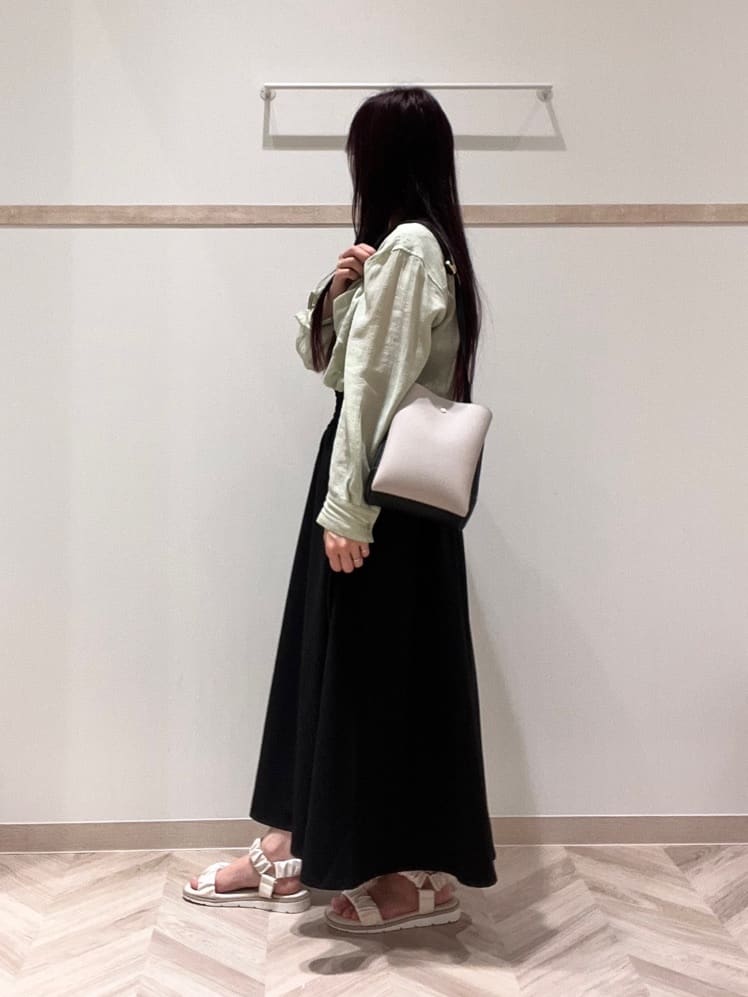 nanaさんの「SHOO･LA･RUE｜◆【軽量】ふわっと軽い 3層ショルダーバッグ」を使ったコーディネート
