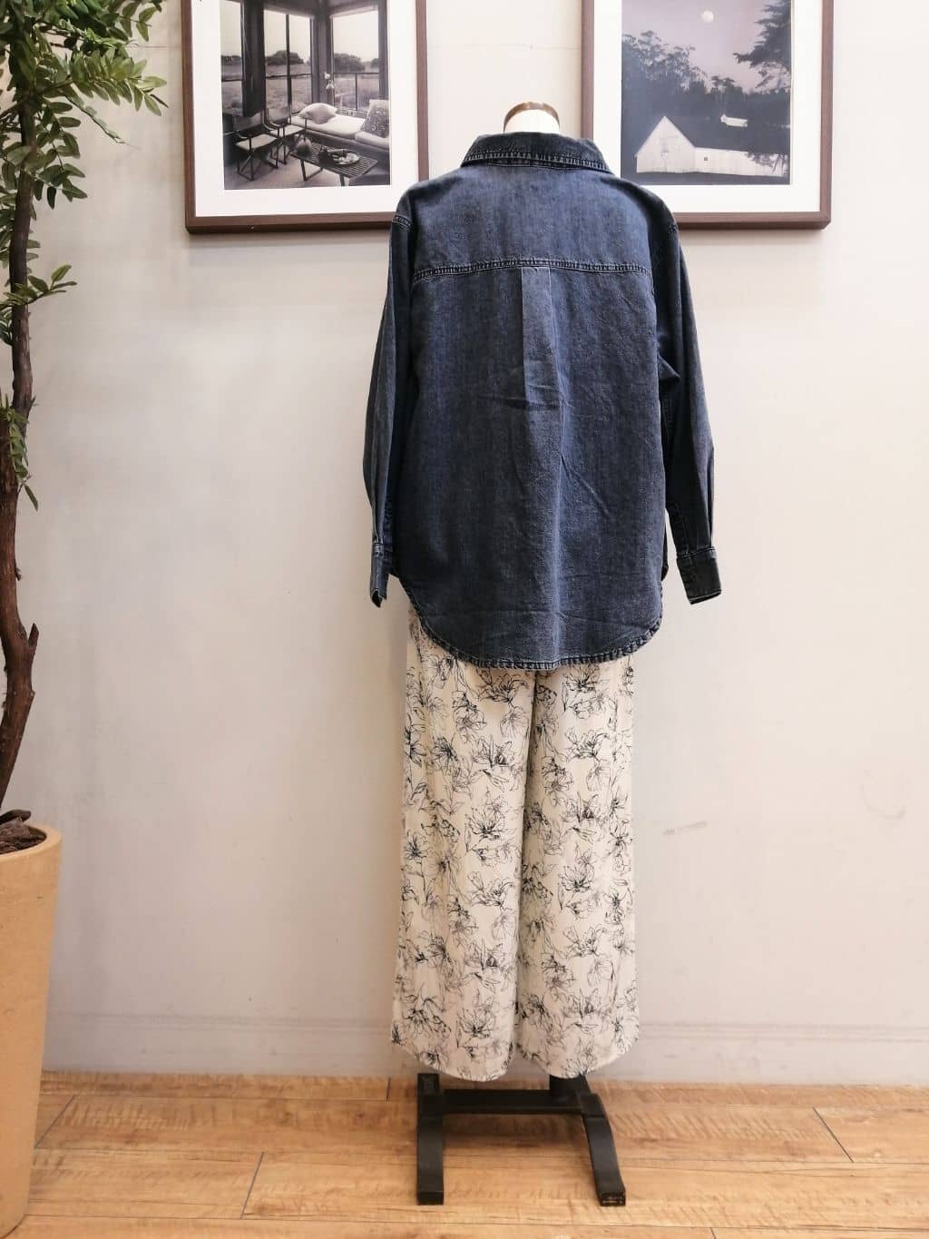 maiさんの「SHOO･LA･RUE｜◆【選べる4柄】コットンプリントロゴTシャツ」を使ったコーディネート