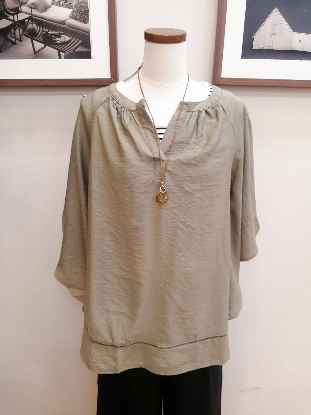maiさんの「SHOO･LA･RUE｜◆【洗える/ひんやり】涼しく体型カバー お袖フレア ドレープブラウス」を使ったコーディネート