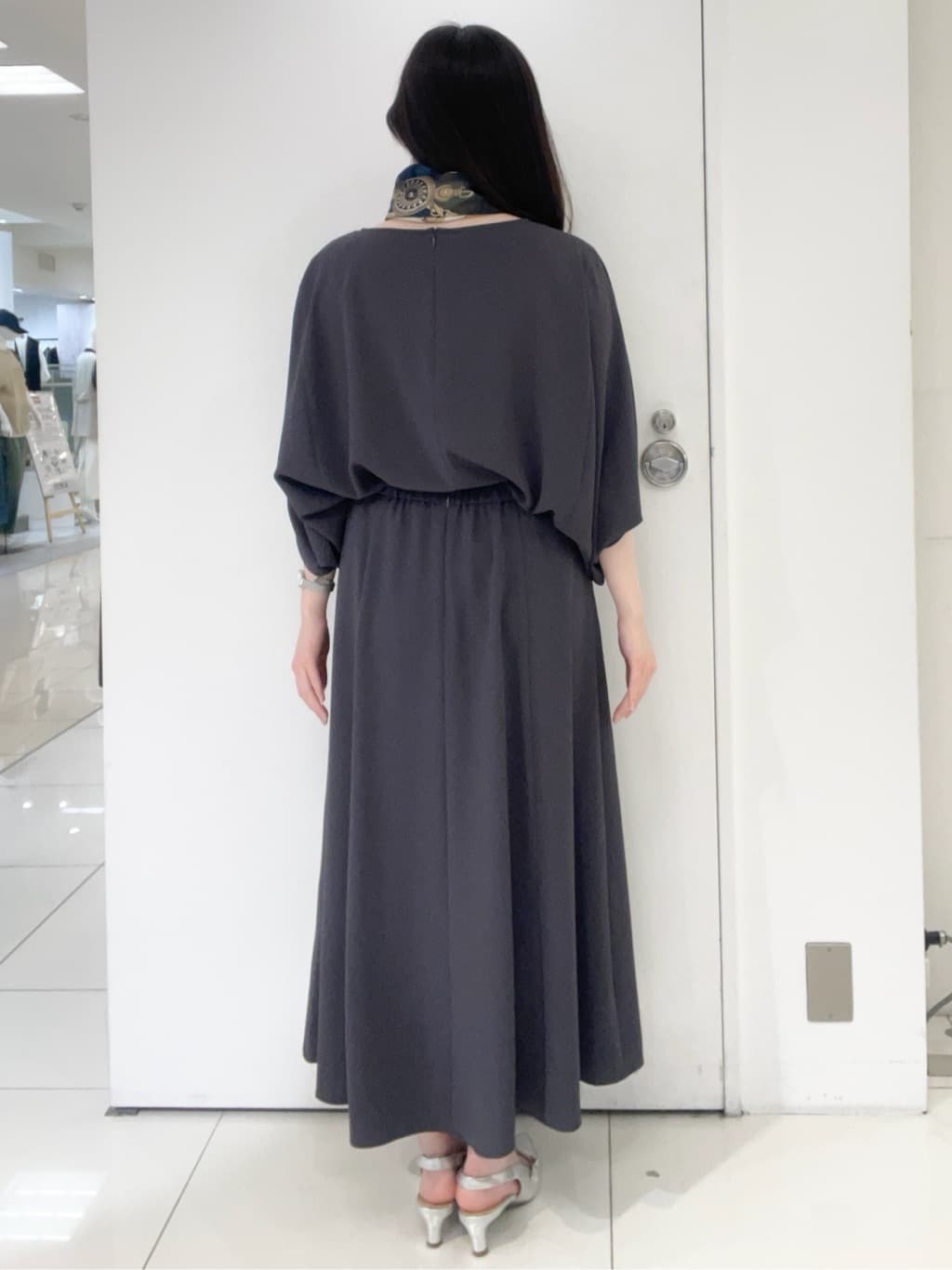 moeさんの「UNTITLED｜【手洗い／88cm正方形】シアー素材チェーン柄スカーフ」を使ったコーディネート