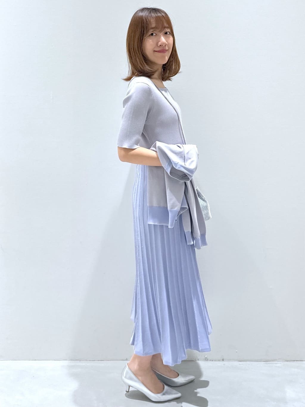 yukaさんの「OPAQUE.CLIP｜◆【6色展開】シャイニー素材巾着ミニショルダーバッグ」を使ったコーディネート