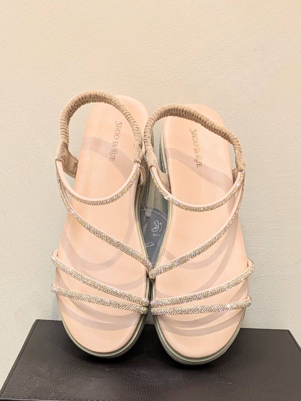 kawaさんの「SHOO･LA･RUE｜◆スパンコールベルトサンダル」を使ったコーディネート