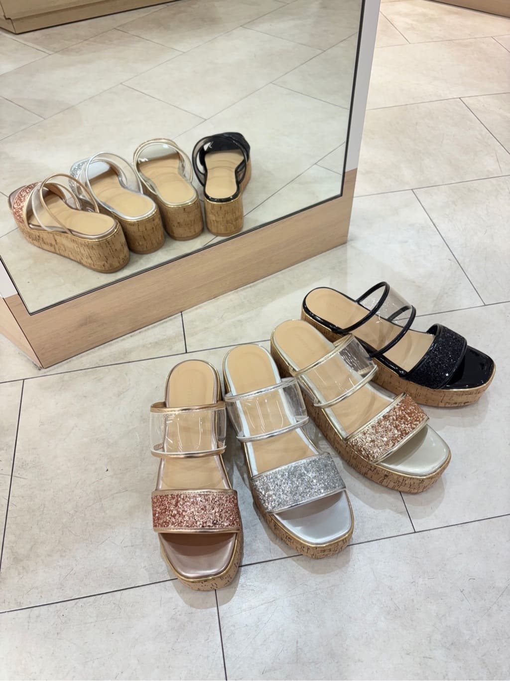 まっきーさんの「ESPERANZA｜グリッター&times;クリアベルト 厚底コルクサンダル」を使ったコーディネート