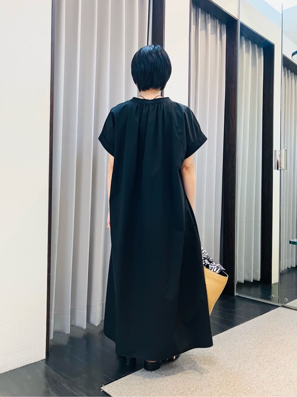 AYAさんの「INDIVI｜【90cm四方】ボタニカル柄大判スカーフ」を使ったコーディネート