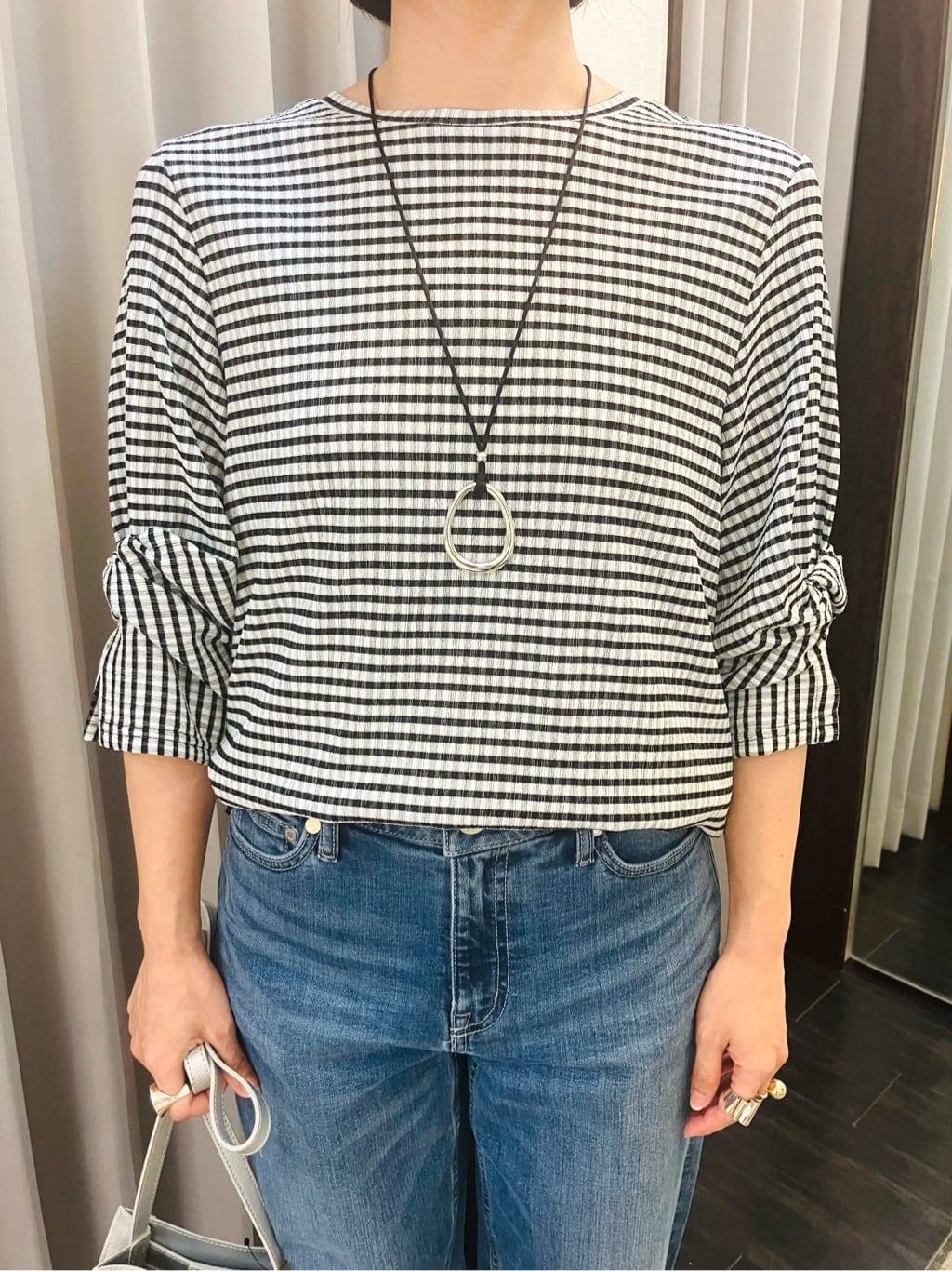AYAさんの「INDIVI｜【褒められデニム】ワイドストレート デニムパンツ」を使ったコーディネート