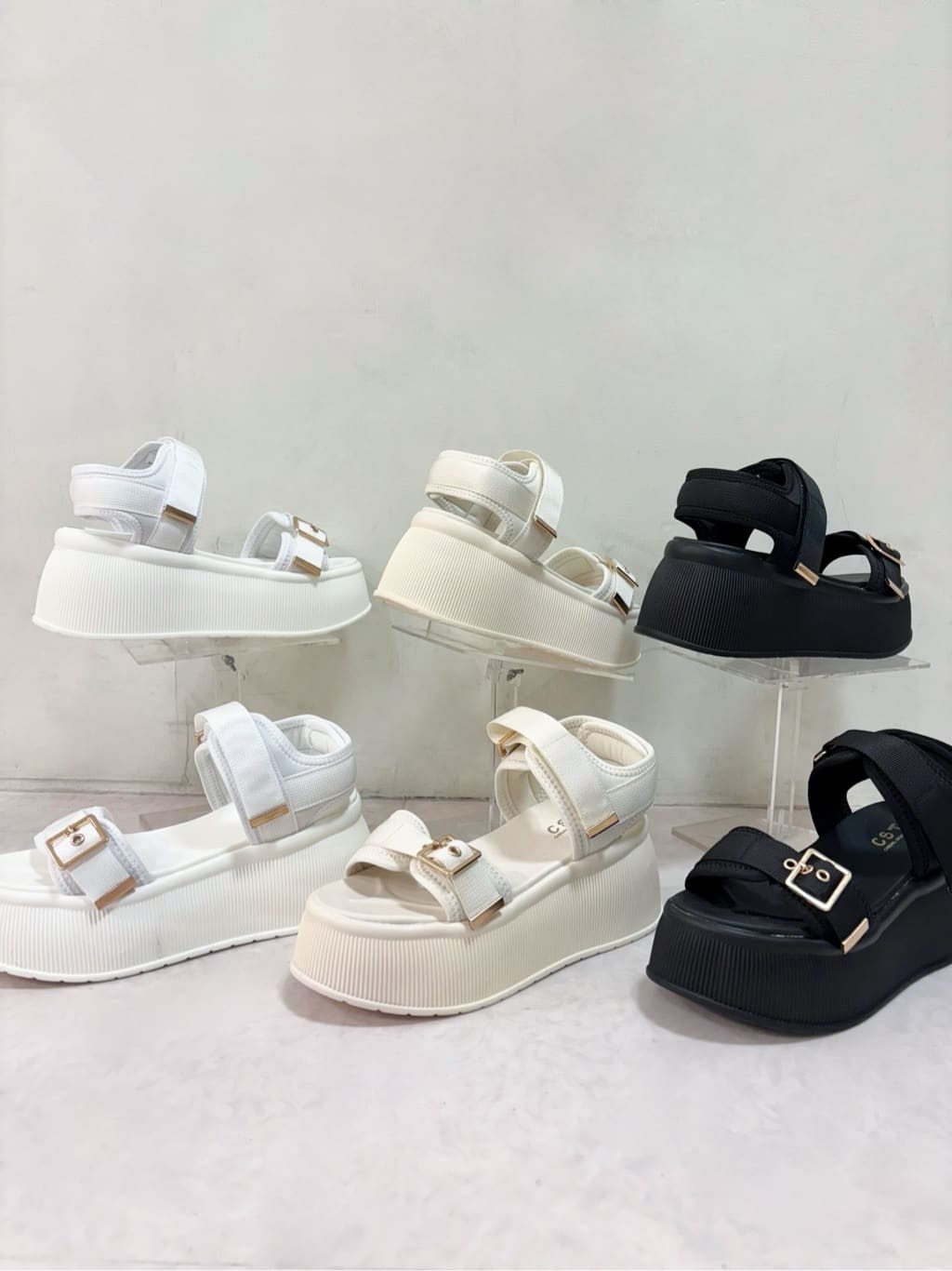 sakiさんの「ESPERANZA｜厚底ベルトサンダル」を使ったコーディネート
