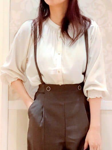 Nakaさんの「grove｜◆【デイリーから特別な日まで】華やかさを纏うヴィンテージサテンブラウス」を使ったコーディネート