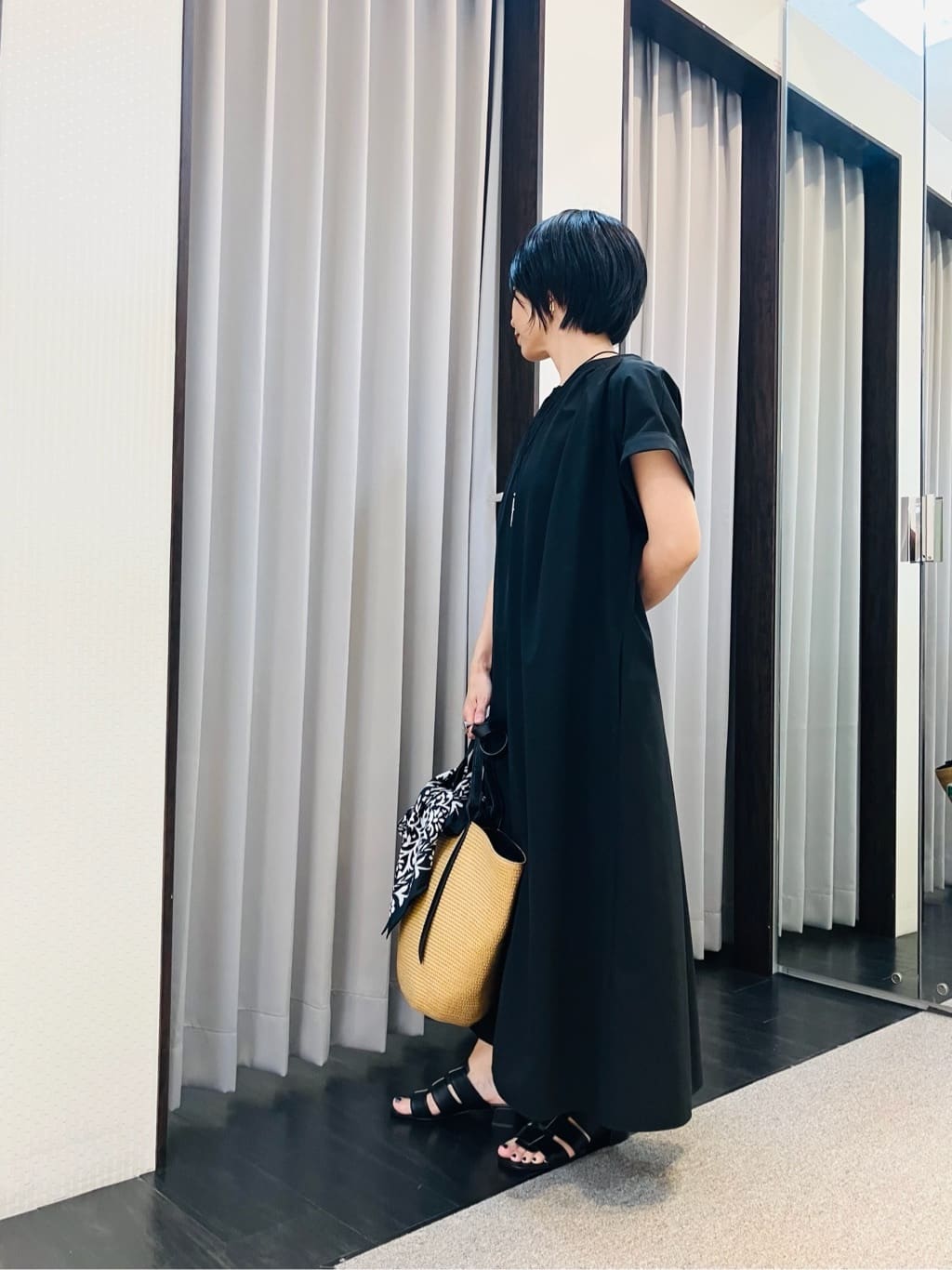AYAさんの「INDIVI｜【90cm四方】ボタニカル柄大判スカーフ」を使ったコーディネート