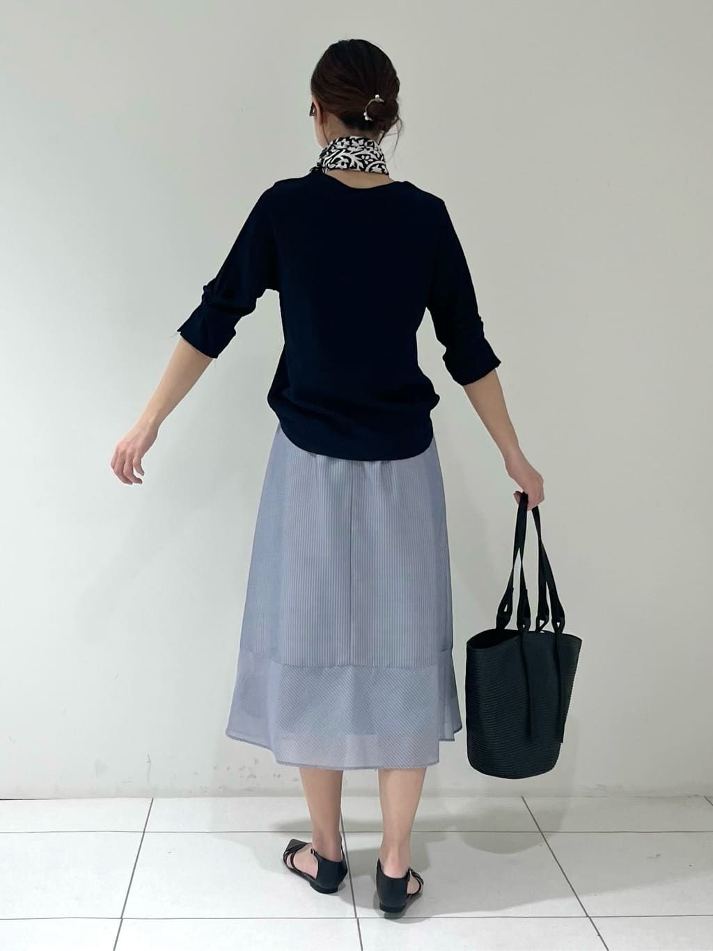 shioriさんの「INDIVI｜【90cm四方】ボタニカル柄大判スカーフ」を使ったコーディネート